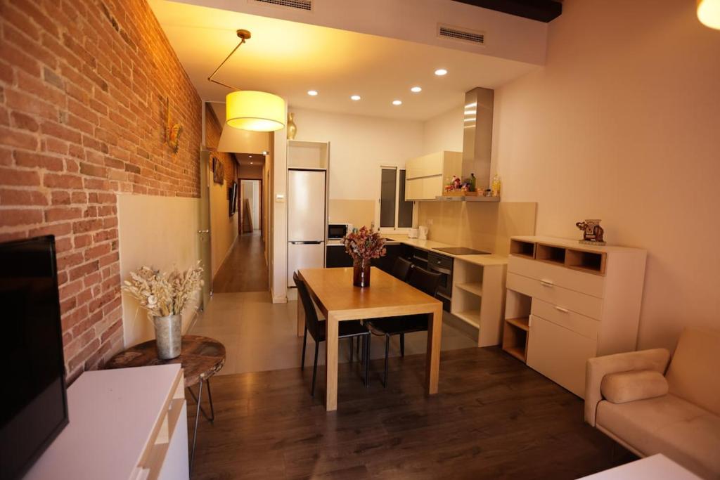 Bright and Spacious City Center Apartment - 3