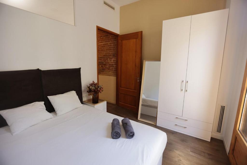 Bright and Spacious City Center Apartment - 4