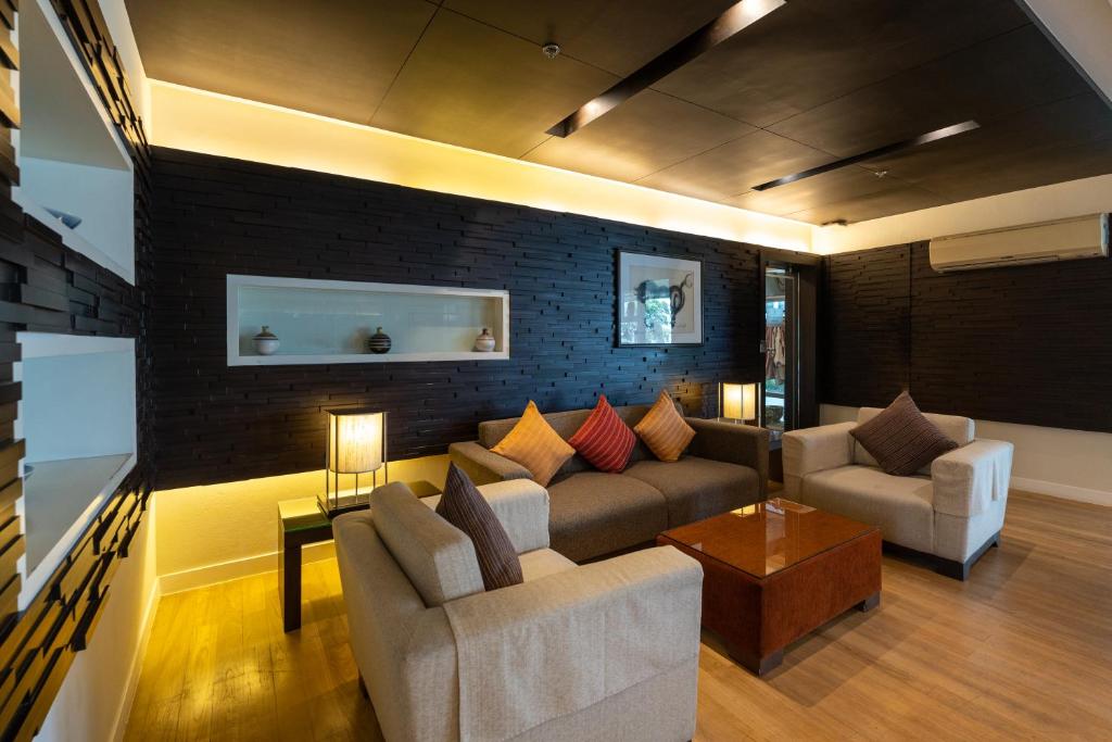 Shared lounge/TV area