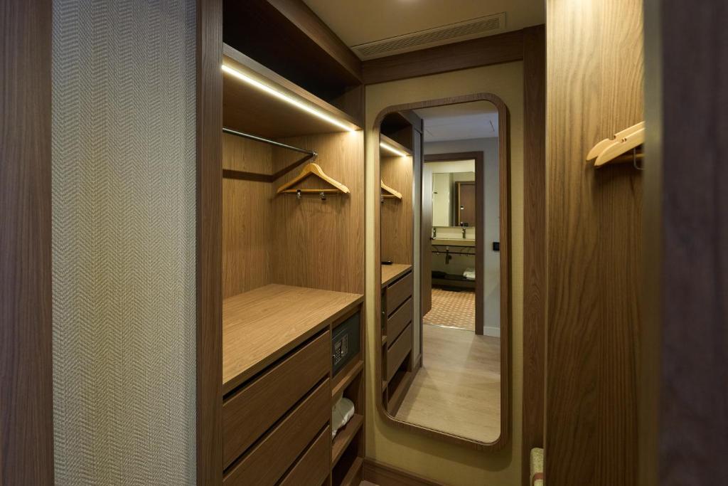 Catalonia Barcelona Beach — Hotel rooms in Barcelona, Catalonia