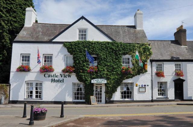 Castle View Hotel exterior - dog-friendly guesthouse in Chepstow