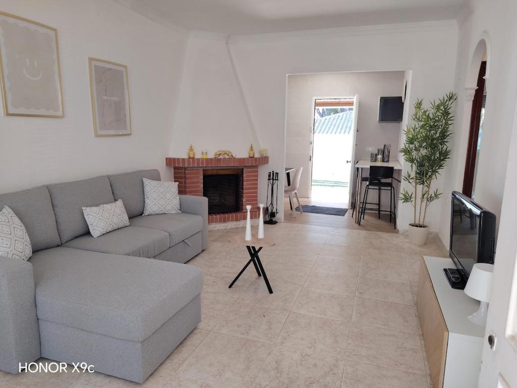 Modern 3 Bedrooms Villa,Pool, Spacious Garden & Parking - 3