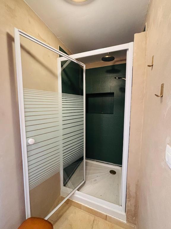 Suite Rétro 70s avec Jacuzzi Privé - 5