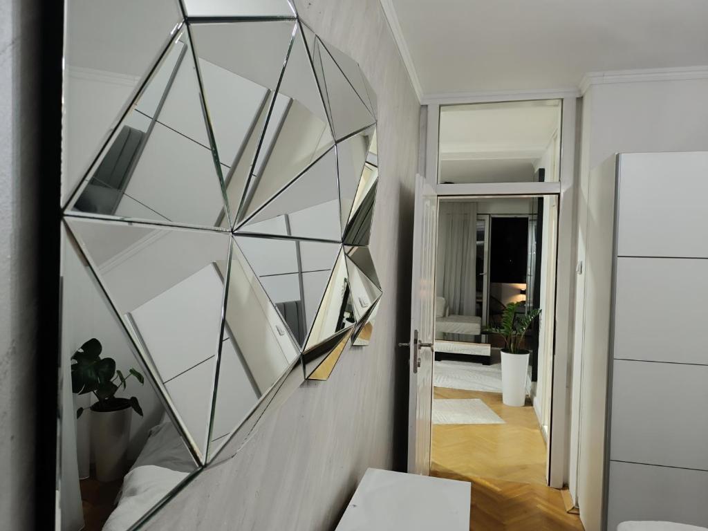White Lounge Haustor - 3