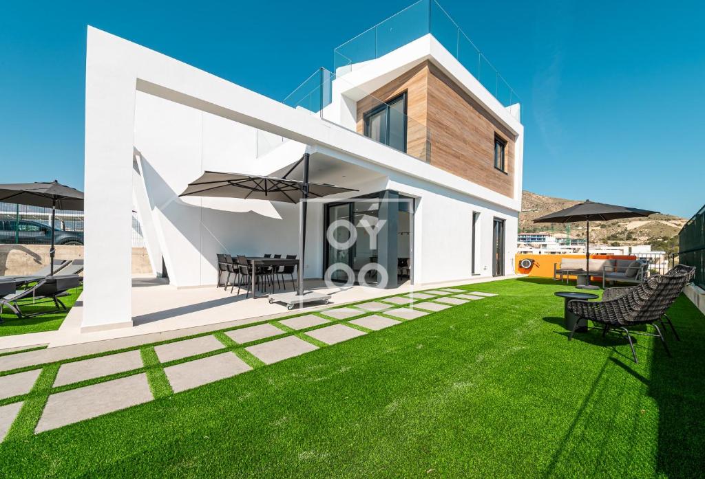 Sierra y Sal - designer villa, heated saltwater pool, mountain and sea views - by OYOOSTAYS - 4