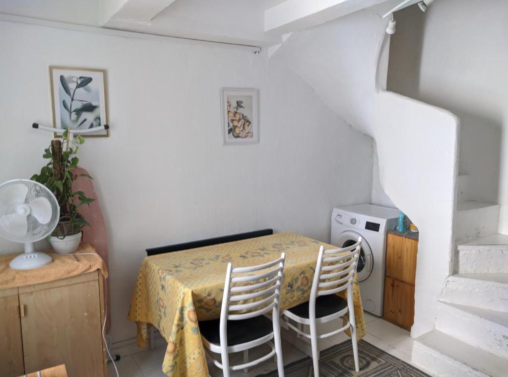 Tiny House 1, 2 ou 3 personnes SoeursGrises Béziers Centre Historique coeur de l'Hérault Occitanie, plus vieille ville de France, chemin de Compostelle à pied ou velo, passeport du pèlerin 24h, petits dejeuners et repas, 300m du centre ville - 2