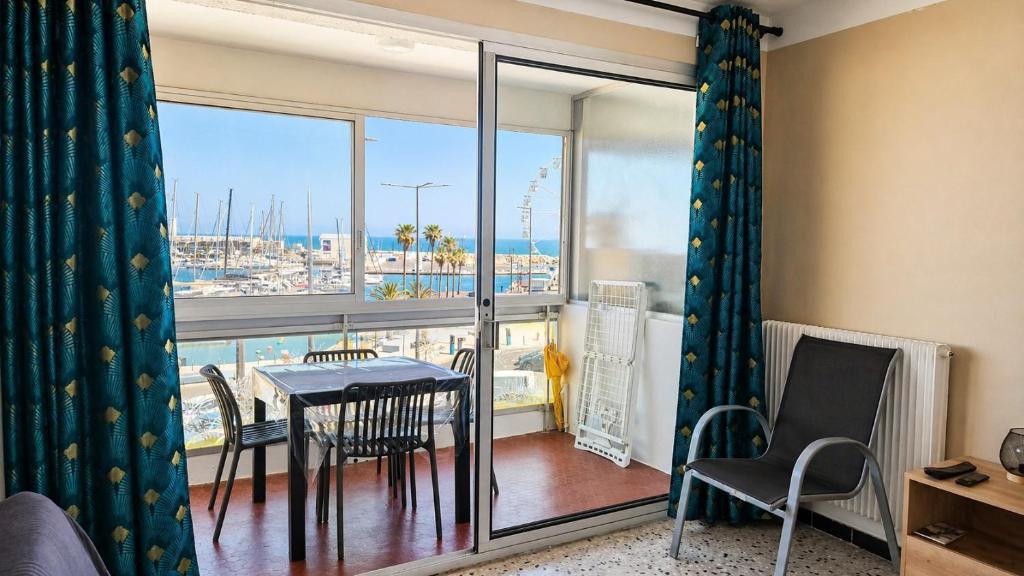 appartement 2 pieces avec parking et vue sur la marina - 3