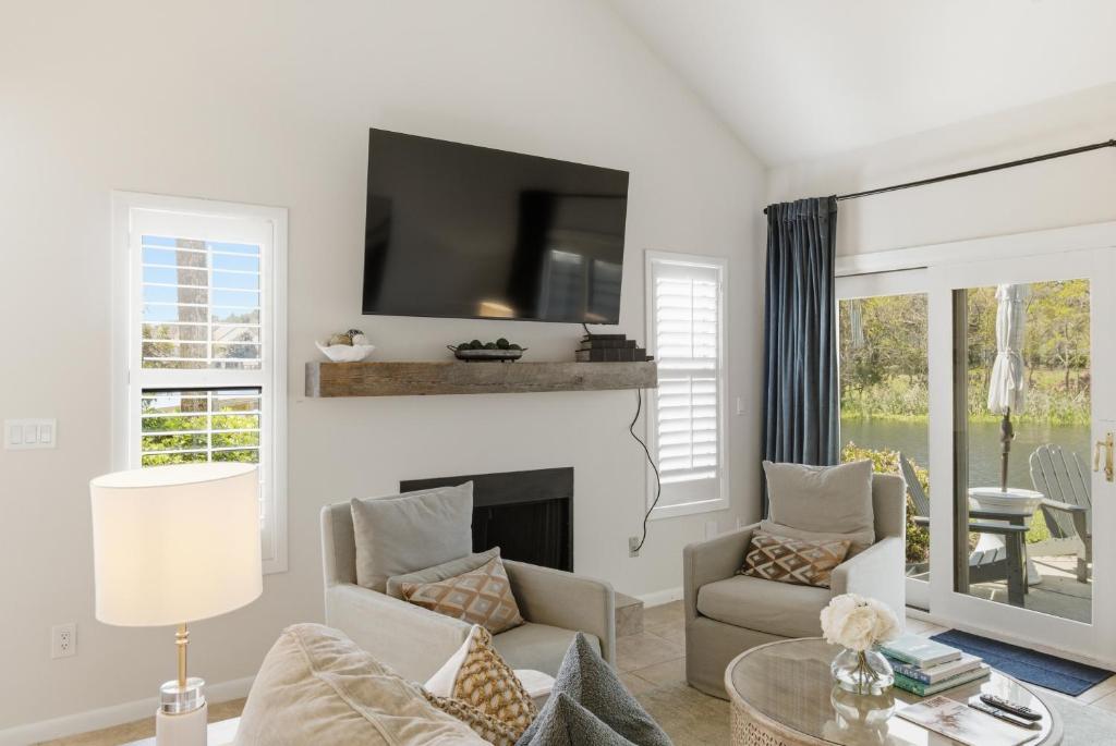 Shared lounge/TV area