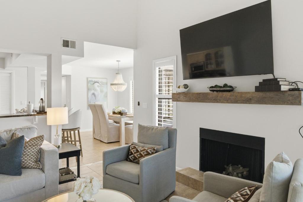 Shared lounge/TV area