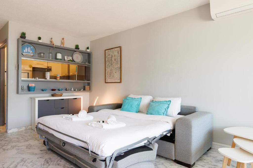 BELLE VUE Centre Juan les Pins, résidence avec gardien ,parking prive, 4 pers, front de mer - 2