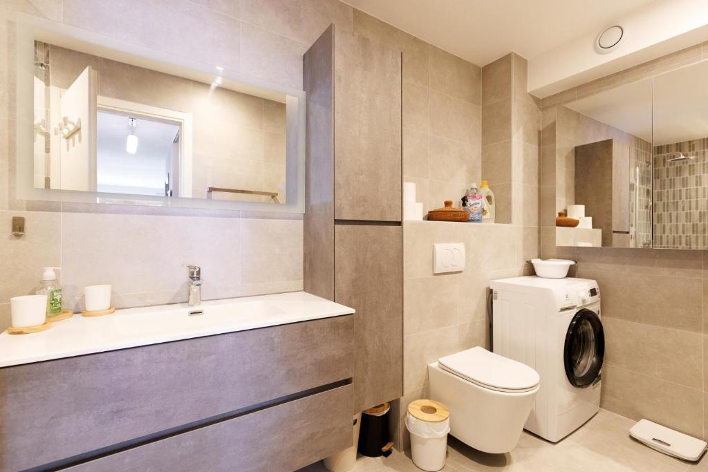 BELLE VUE Centre Juan les Pins, résidence avec gardien ,parking prive, 4 pers, front de mer - 4