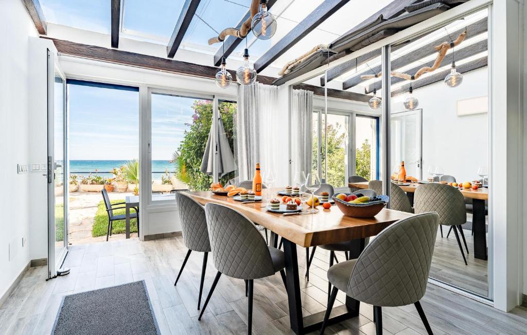 Faro's Beachfront House - 3