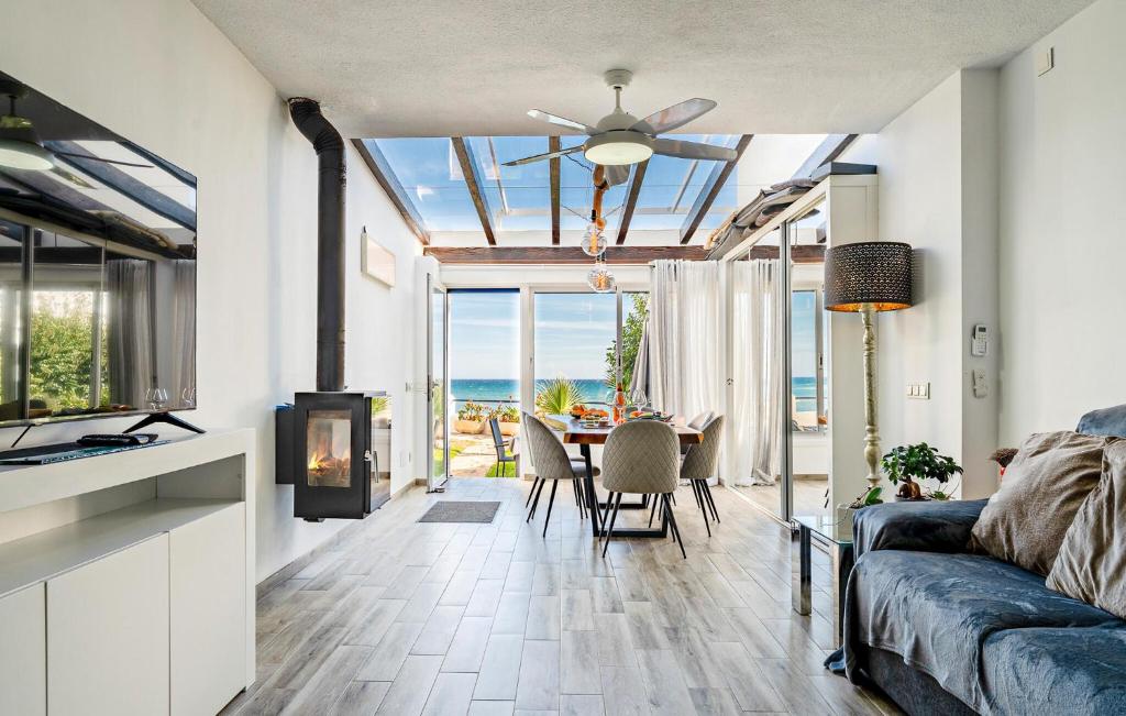 Faro's Beachfront House - 5