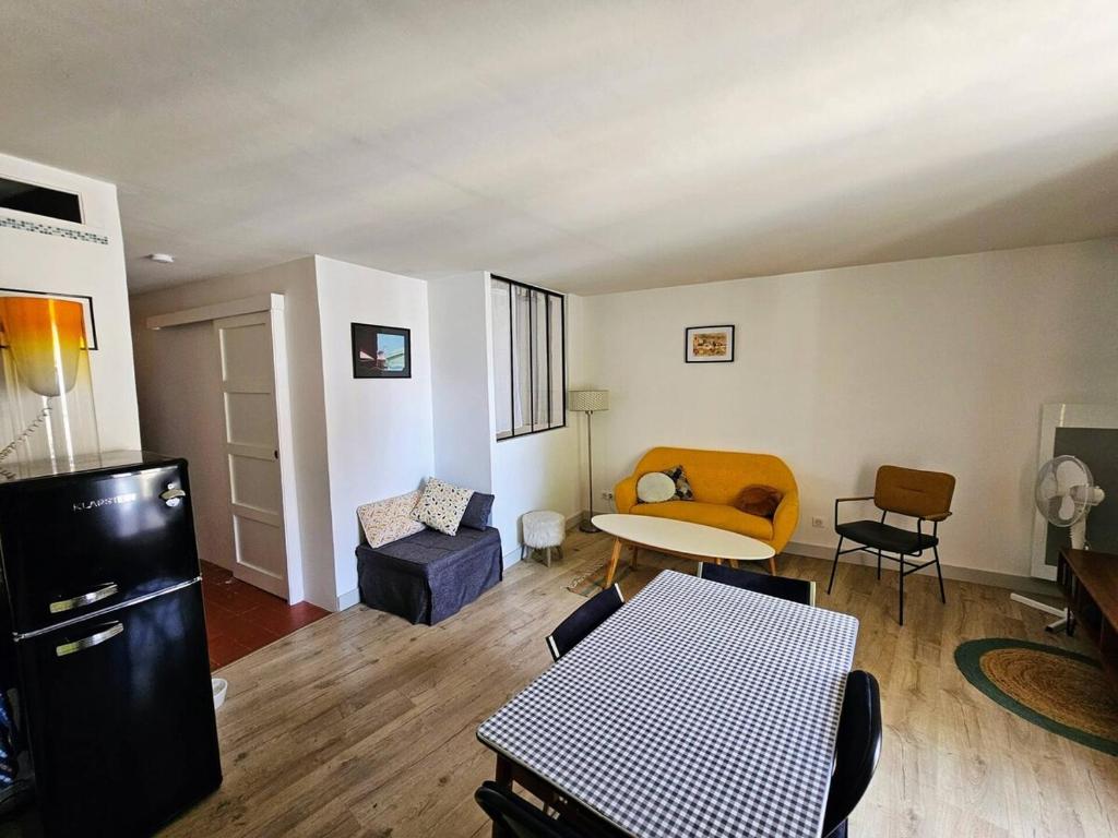 River view, charming furnished 2-bedroom apartment - 5