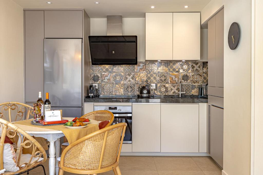Boho Chic Apt, Frontline Sea & Paseo Views - 5