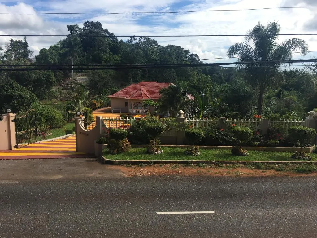 Cliffe Ranch，位于曼德维尔的酒店