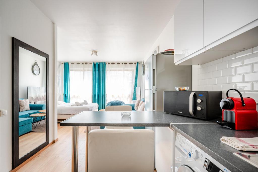 Chic Parisian Studio steps from Champs Elysees - 2