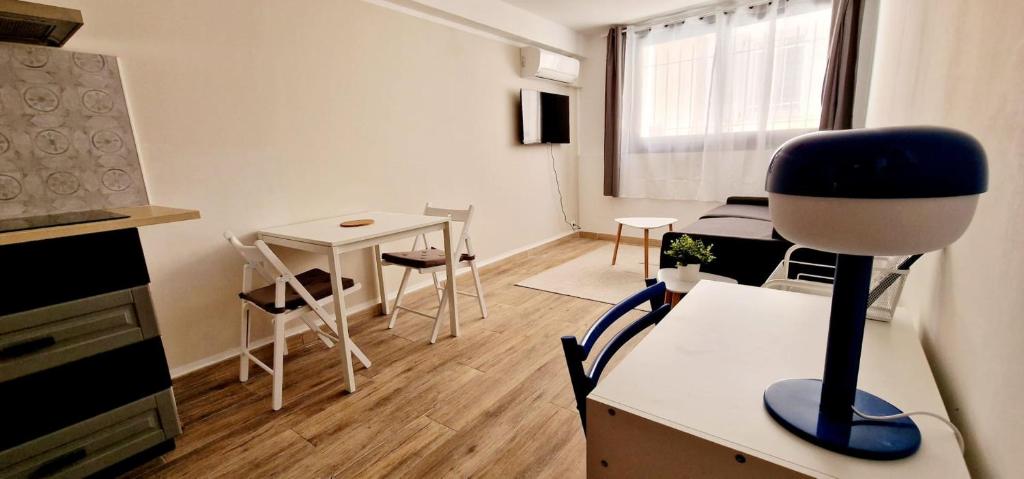1 Le Saint Joseph Studio with AC in the City Center - 3