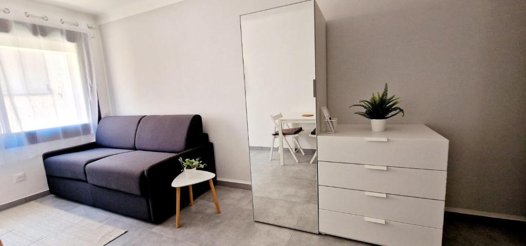 2 Le Saint Joseph Studio in City Center with AC - 2