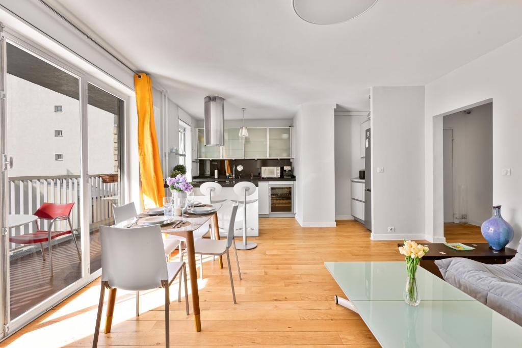 Spacious 2-Bedroom Apartment with Balcony in Paris - 4