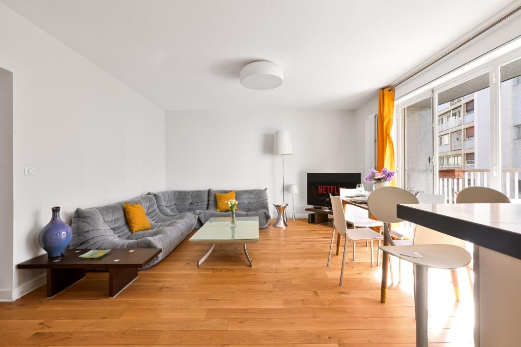 Spacious 2-Bedroom Apartment with Balcony in Paris - 2
