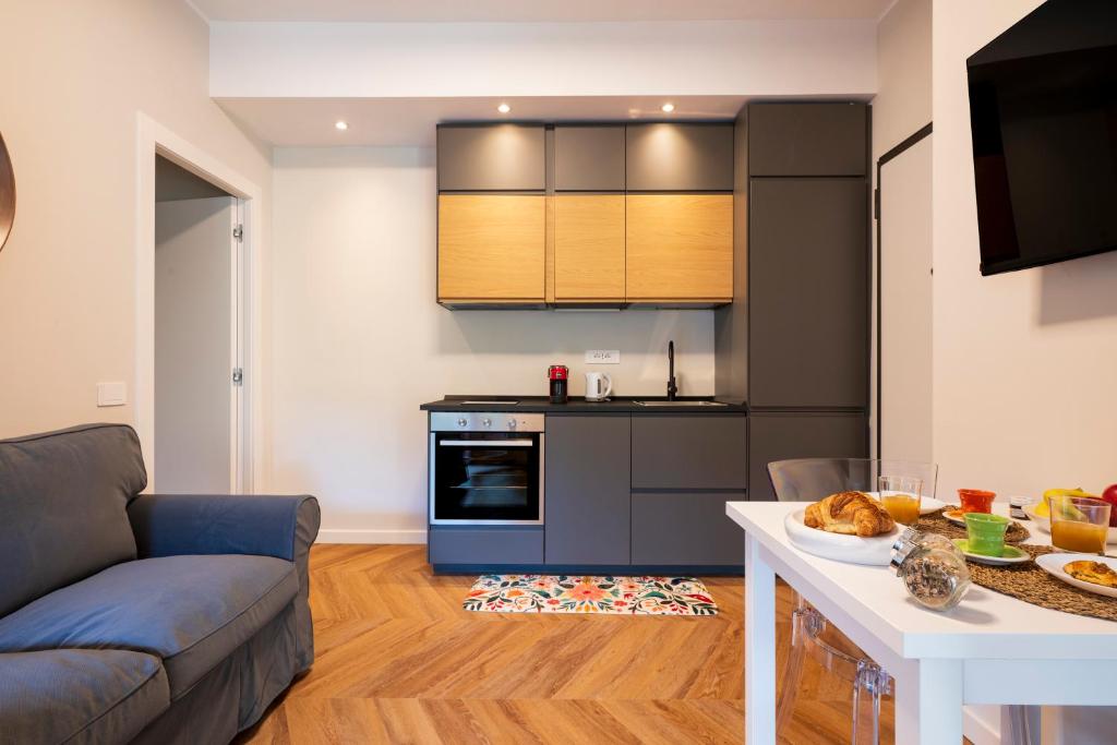10' from the Sea, Elegant Loft with Private Veranda - 2
