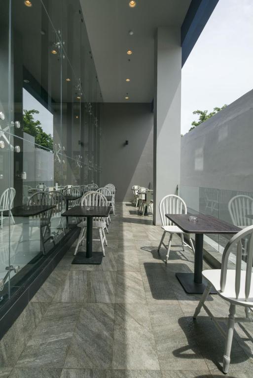 Restaurant, Hotel 88 Kedungsari by WH in Surabaya