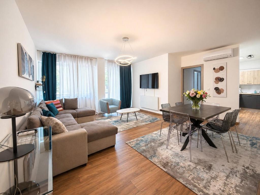 Beach-Center-Renovated-Parking-Balcony apartment - 1