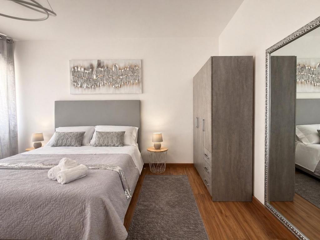 Beach-Center-Renovated-Parking-Balcony apartment - 3