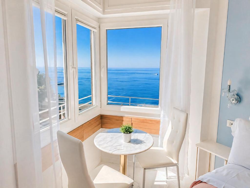 Vertigini Suites, Il Rifugio dell Amore per SOLE COPPIE , A 50m dalla Stazione e dalla Via dell Amore con Vista Mare e Intimità Appagante - 3