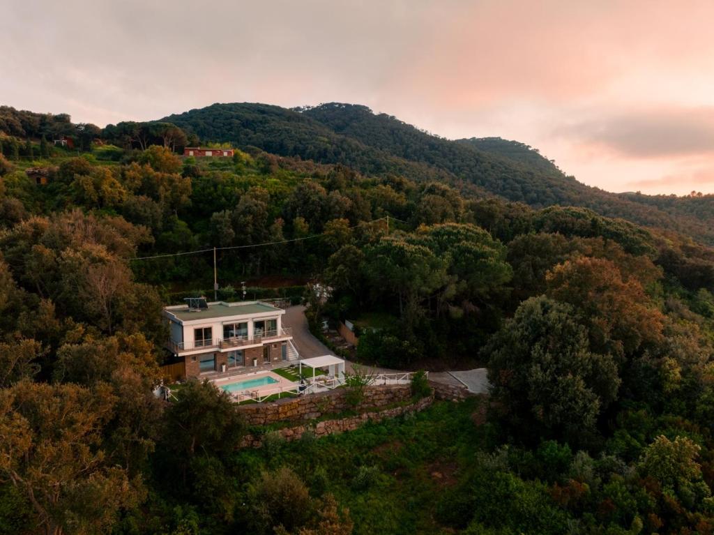 Luxury Liam Villa with Pool and Sea View - Goelba - 3