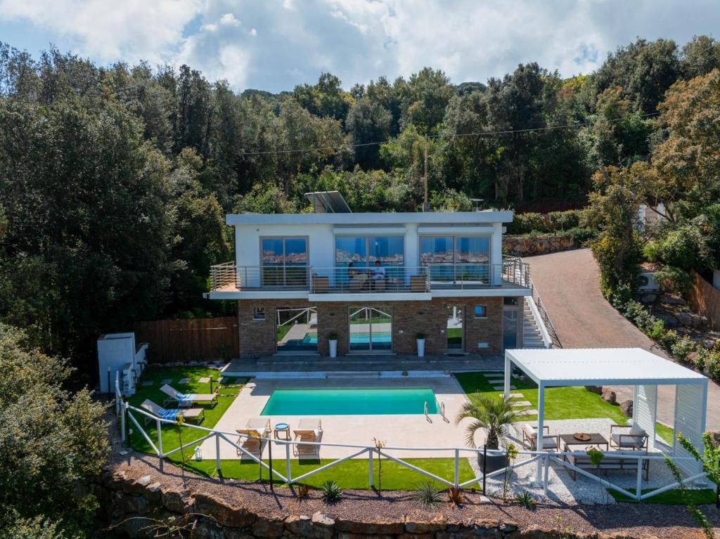 Luxury Liam Villa with Pool and Sea View - Goelba - 1