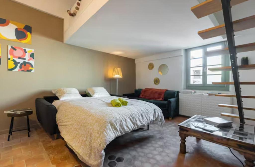 Vieux Nice, top floor, terrace with large sea views - 5