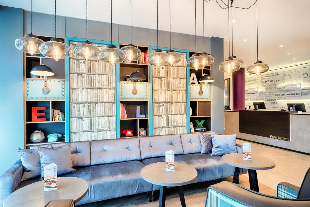 Premier Inn Stuttgart Bad Cannstatt フロント・ロビー
