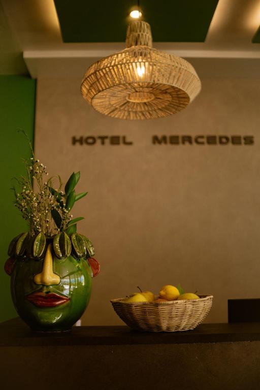 Hotel Mercedes — Hotel building in Limone sul Garda, Lombardy