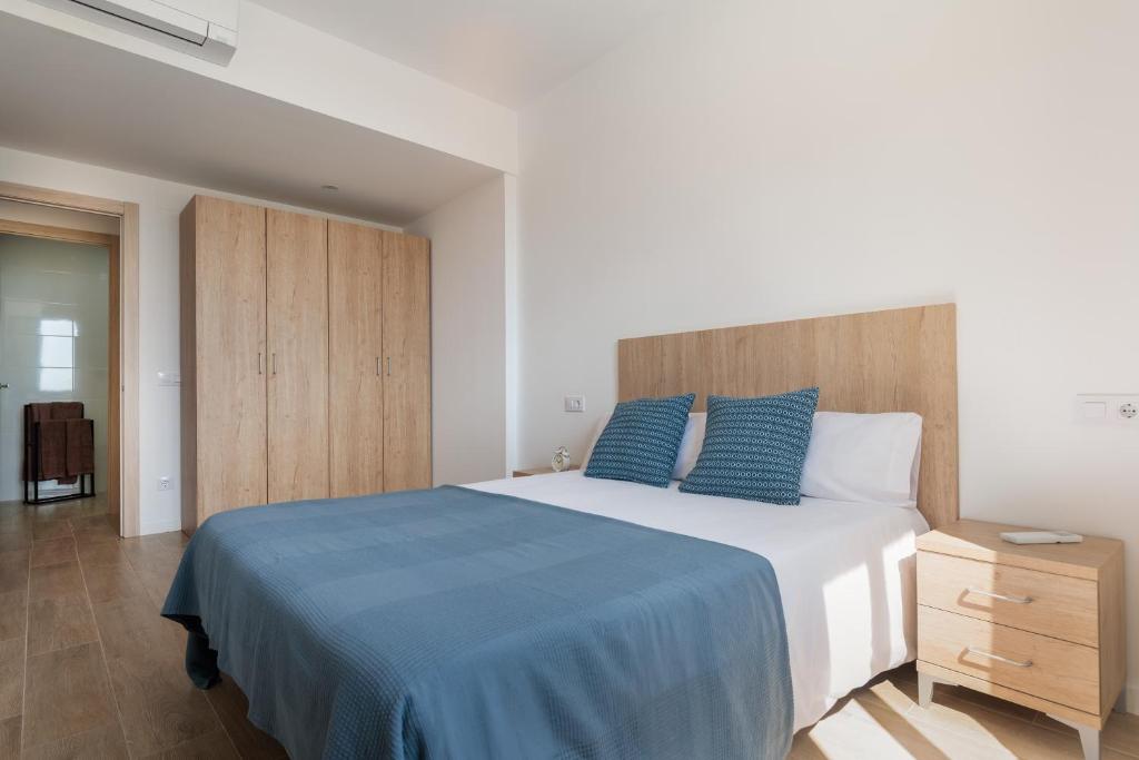 LETS HOLIDAYS Wake Up by the Sea in Victoria apartment 1 - 5