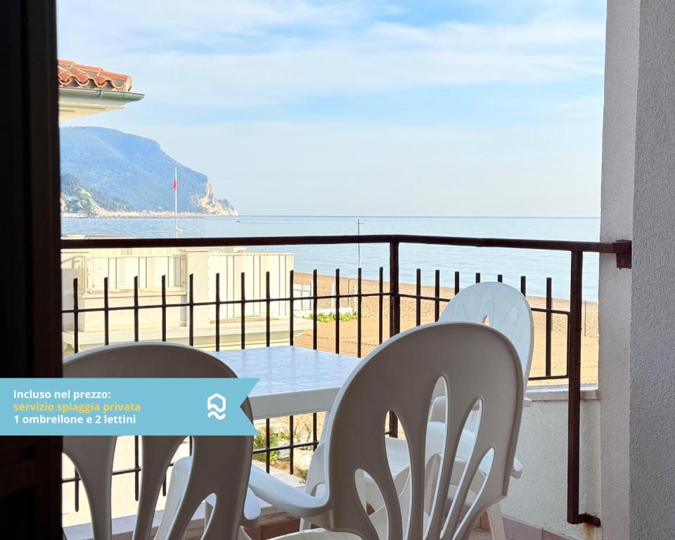 M097 - Marcelli, trilocale sul mare con spiaggia privata - 1
