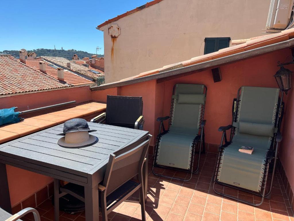 Authentic Old Antibes Duplex with Seaview Terrace - 2