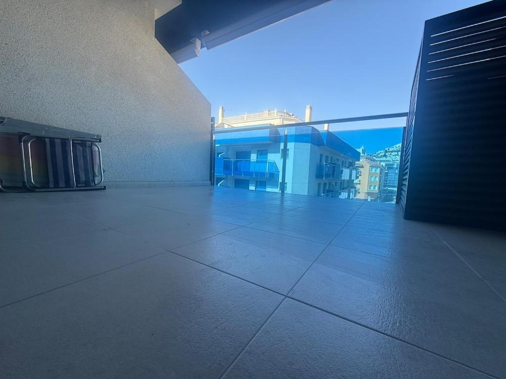 Céntrico con piscina y parking Terraza espaciosa - 3
