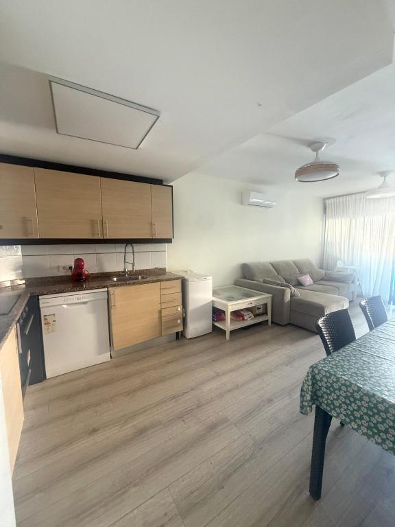 Céntrico con piscina y parking Terraza espaciosa - 5