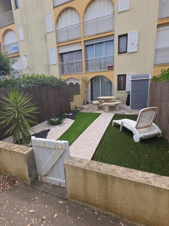 Appartement T2 avec son rez de jardin de 40 m2 5 couchages 250m de la plage et 15km de l'Arena - 3