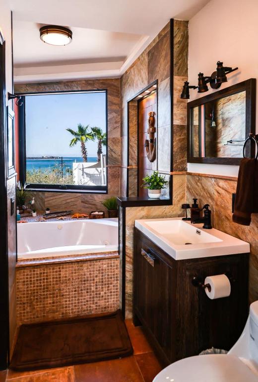 Oceanview 4BR Retreat steps from Malecon in La Paz - 4
