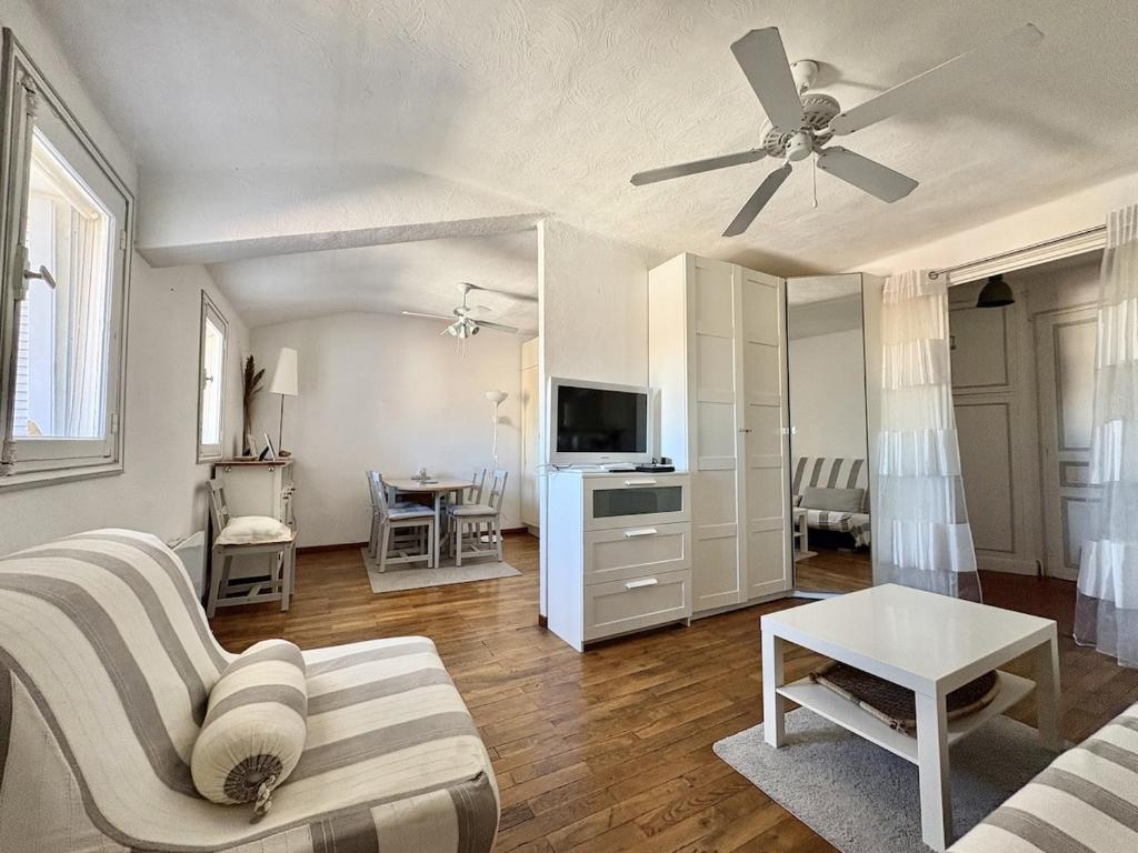 Appartement F1 plein centre de Saint-Raphaël, vue mer, 50m de la plage - 2