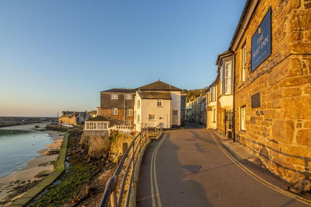 The Langley Tarne, Mousehole photo 4