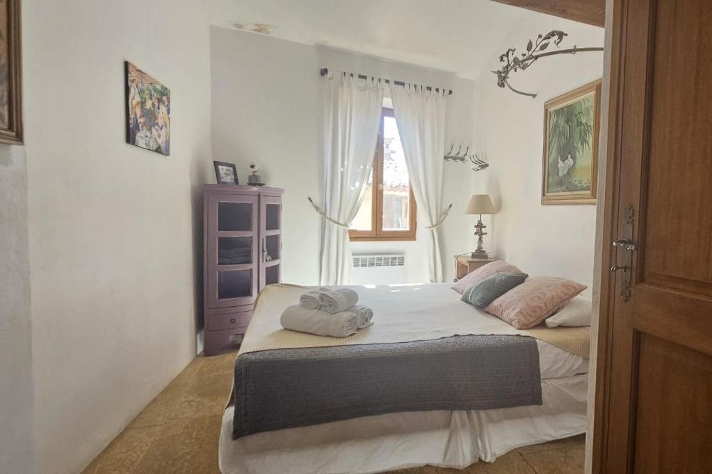 Authentic Old Antibes Duplex with Seaview Terrace - 3
