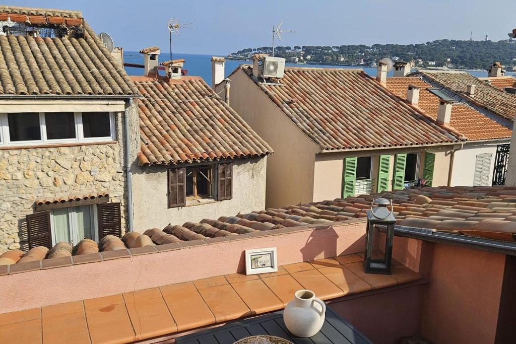 Authentic Old Antibes Duplex with Seaview Terrace - 1