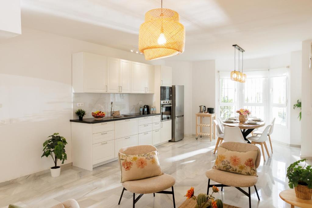 MARBELLA BANUS SUITES - Nueva Andalucia, 3BR- 2BR Flat, Bright Outdoor Terrace with Direct Views of the Garden & Pool, Ideal for families with children, Super at the Door - 4