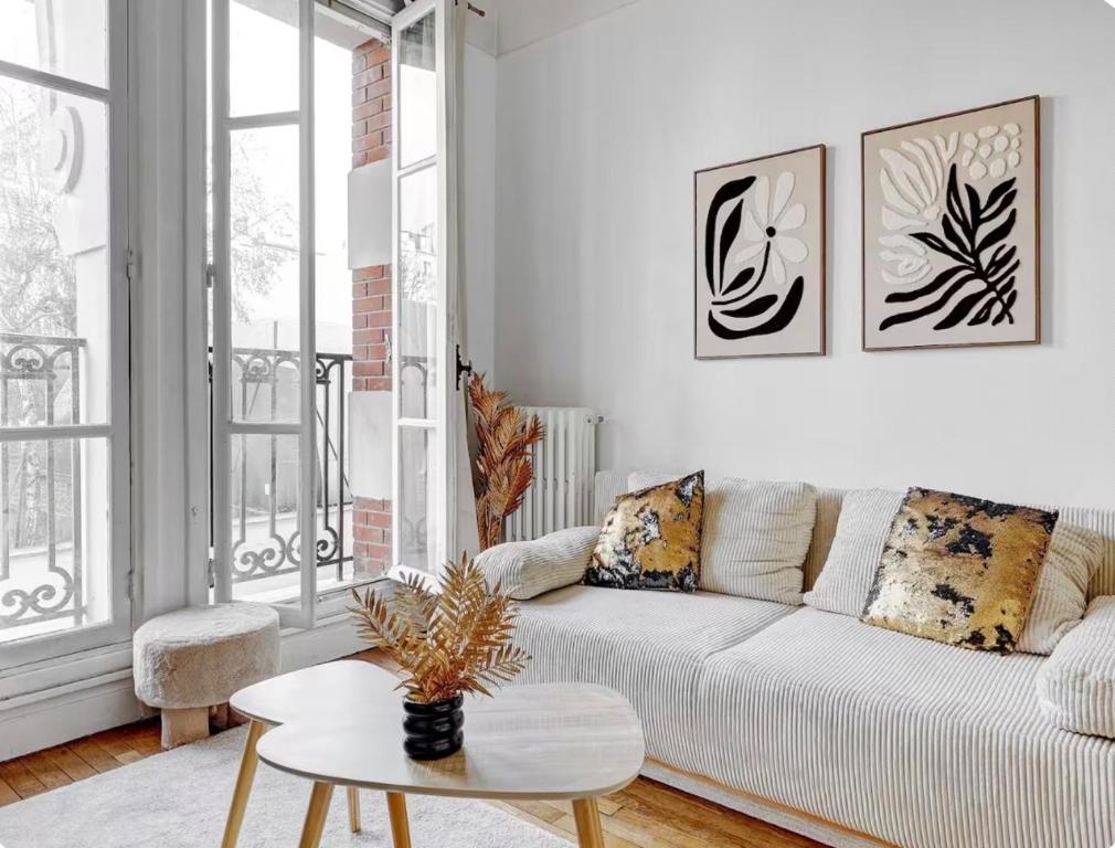 Bright & Cozy Paris Apartment with Balcony - 1