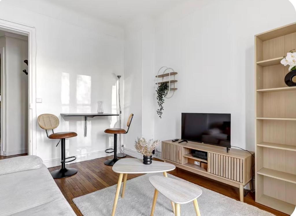 Bright & Cozy Paris Apartment with Balcony - 2