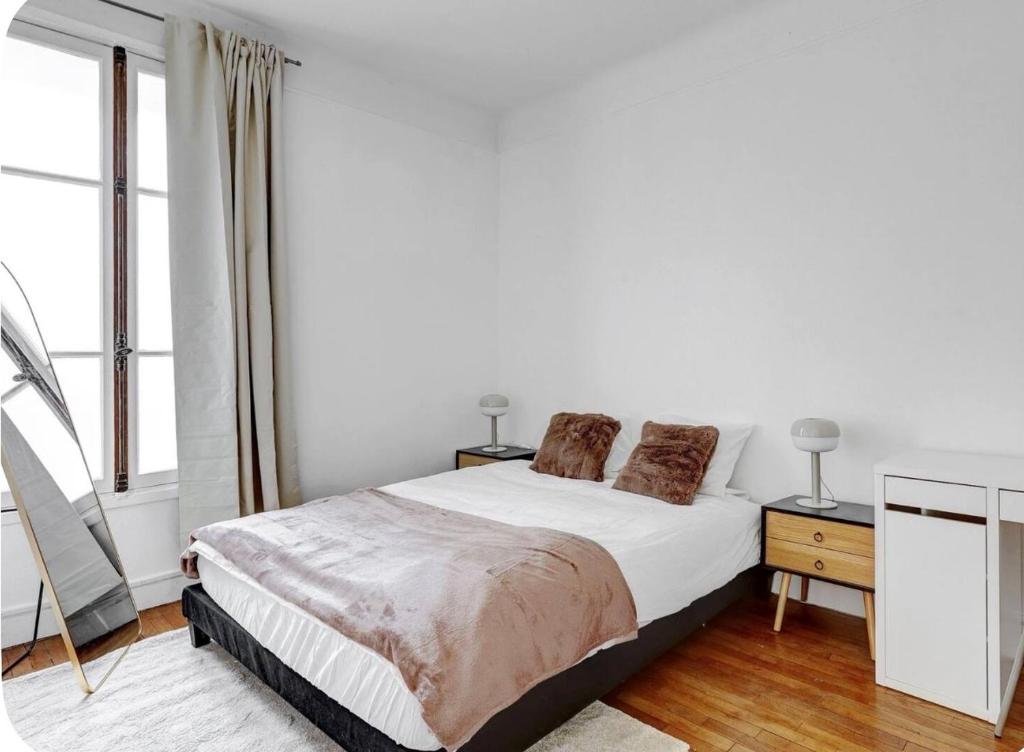 Bright & Cozy Paris Apartment with Balcony - 4